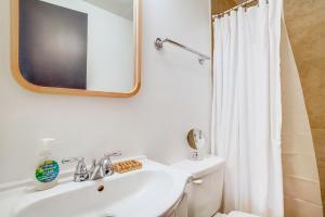 Kupatilo u objektu Breezy Ocean Pines Cottage with Patio and Pool Access! +23 fotografije