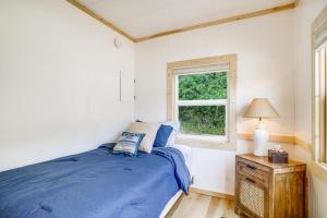 Krevet ili kreveti u jedinici u okviru objekta Breezy Ocean Pines Cottage with Patio and Pool Access!