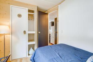 Krevet ili kreveti u jedinici u okviru objekta Breezy Ocean Pines Cottage with Patio and Pool Access!