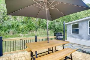 Vrt ispred objekta Breezy Ocean Pines Cottage with Patio and Pool Access!