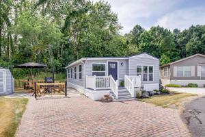 Vrt ispred objekta Breezy Ocean Pines Cottage with Patio and Pool Access!