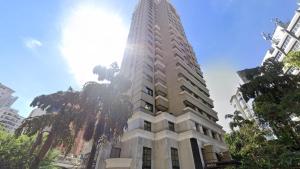 a tall building with the sun shining on it at Cyclinn Jesuíno Arruda Itaim in São Paulo