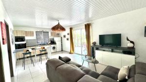 TV a/nebo společenská místnost v ubytování MAJO LOUNGE dans un jardin tropical à 5 min de la mer Caraïbe