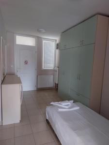 Postel nebo postele na pokoji v ubytování Apartments MIMOZA