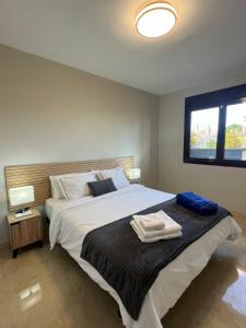 Un dormitorio con una cama grande con dos toallas encima. en Villa Saona Golf, en San Miguel de Abona 28 fotos más