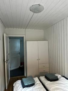 Postel nebo postele na pokoji v ubytování The Emerald Coast Cabin