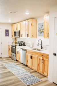 Una cocina o cocineta en Creekside Cabin Juniper-stay with views near Lava