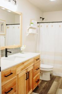 Un baño de Creekside Cabin Juniper-stay with views near Lava