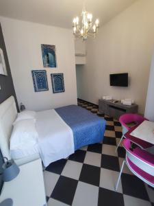 A television and/or entertainment centre at Manì Rooms