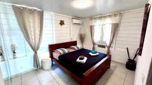 Postel nebo postele na pokoji v ubytování MAJO LOUNGE dans un jardin tropical à 5 min de la mer Caraïbe