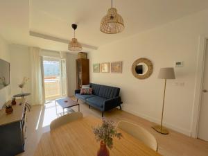 a living room with a couch and a table at Apartamento La Botica garaje incluido in Huelva