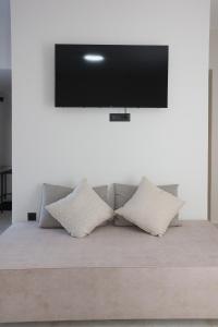 TV a/nebo společenská místnost v ubytování Caldera Suites "Φάρος"