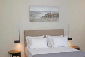 Postel nebo postele na pokoji v ubytování Caldera Suites "Φάρος" + 37 fotografií