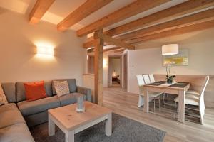 salon z kanapą i stołem w obiekcie Resort Tirol Brixen am Sonnenplateau w mieście Brixen im Thale