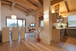 Kuchnia lub aneks kuchenny w obiekcie Resort Tirol Brixen am Sonnenplateau