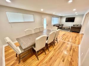 una sala da pranzo con tavolo e sedie di Newly Renovated Home w Garage Near Old Town a Pocatello