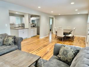 un soggiorno con un divano e un tavolo di Newly Renovated Home w Garage Near Old Town a Pocatello