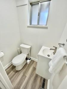 un bagno bianco con un water e un lavandino di Newly Renovated Home w Garage Near Old Town a Pocatello Altre 8 foto
