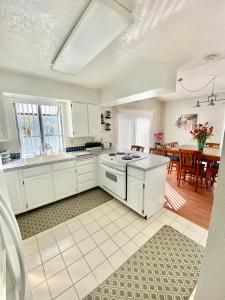 Η κουζίνα ή μικρή κουζίνα στο Unique Home Near Temple and Parks great for families