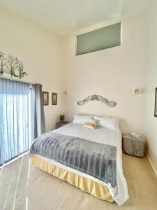 Ένα ή περισσότερα κρεβάτια σε δωμάτιο στο Unique Home Near Temple and Parks great for families