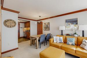 una sala de estar con un sofá y una mesa en Everline #241, en Olympic Valley