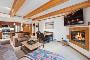 Η κουζίνα ή μικρή κουζίνα στο Lodge at Lionshead 120