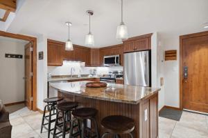 Η κουζίνα ή μικρή κουζίνα στο Lodge at Lionshead 120