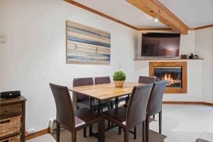 Μια τηλεόραση ή/και κέντρο ψυχαγωγίας στο Lodge at Lionshead 120