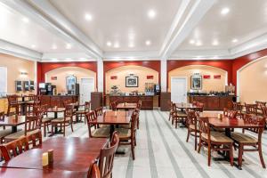 a dining room with wooden tables and chairs at Best Western Plus Yosemite Way Station in Mariposa