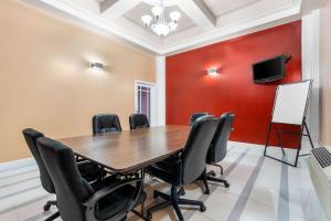 a conference room with a wooden table and black chairs at Best Western Plus Yosemite Way Station in Mariposa
