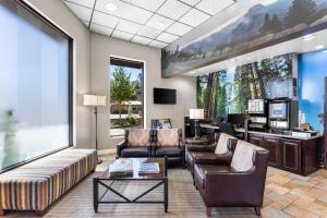 a living room with furniture and a large window at Best Western Plus Yosemite Way Station in Mariposa