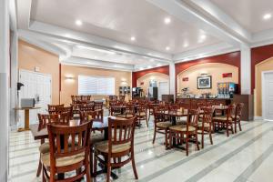 a dining room with wooden tables and chairs at Best Western Plus Yosemite Way Station in Mariposa +23 photos