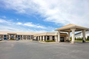 an empty parking lot in front of a hospital at Best Western Franklin in Franklin