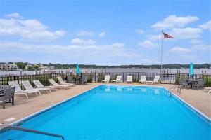 Bazén v ubytování Lake front condo with pool access walking distance to downtown Saugatuck nebo v jeho okolí