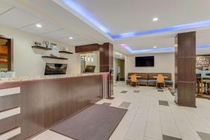 hol z barem i jadalnią w obiekcie SureStay Plus Hotel by Best Western Owasso Tulsa North w mieście Owasso