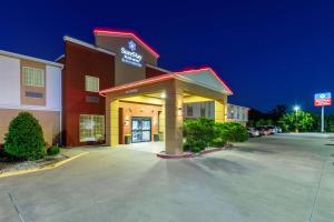 parking hotelowy przed budynkiem w obiekcie SureStay Plus Hotel by Best Western Owasso Tulsa North w mieście Owasso
