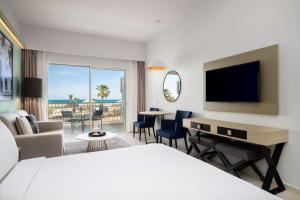 Televisyen dan/atau pusat hiburan di Radisson Blu Resort Saidia Beach