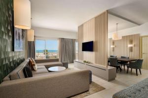 Televisyen dan/atau pusat hiburan di Radisson Blu Resort Saidia Beach
