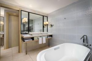 Bilik mandi di Radisson Blu Resort Saidia Beach
