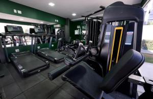 ブラジリアにあるFLAT HOTEL - PRÓXIMO AO AEROPORTO DE Brasíliaのジム(複数のトレッドミル、マシン付)