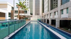 ブラジリアにあるFLAT HOTEL - PRÓXIMO AO AEROPORTO DE Brasíliaの建物の真ん中にあるプール