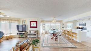 TV a/nebo společenská místnost v ubytování Beachfront Haven 2BR Retreat Litchfield By the Sea