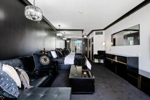 Posezení v ubytování Designer Suites - Versace On View