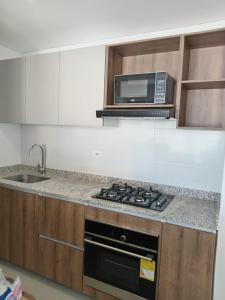 Köök või kööginurk majutusasutuses Apartamento en el Rodadero Santa Marta con vista a la playa +17 fotot