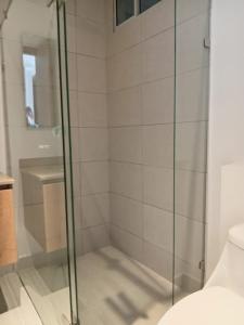 Vannituba majutusasutuses Apartamento en el Rodadero Santa Marta con vista a la playa