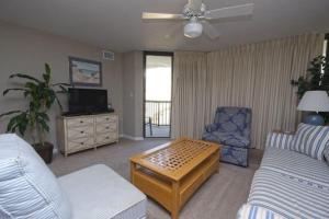 ein Wohnzimmer mit Sofa und Tisch in der Unterkunft 3 Bedroom Beach Condo at Litchfield By the Sea in Pawleys Island