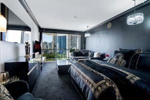 黄金海岸Designer Suites - Versace On View的一间带大床和大窗户的卧室
