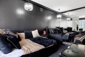 Designer Suites - Versace On View的休息区