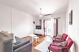 ein Wohnzimmer mit einer Couch und zwei Sesseln in der Unterkunft Seaside holiday house Brna, Korcula - 19219 in Smokvica