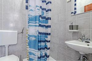 ein Badezimmer mit Toilette und Waschbecken in der Unterkunft Seaside holiday house Brna, Korcula - 19219 in Smokvica + 11 Fotos